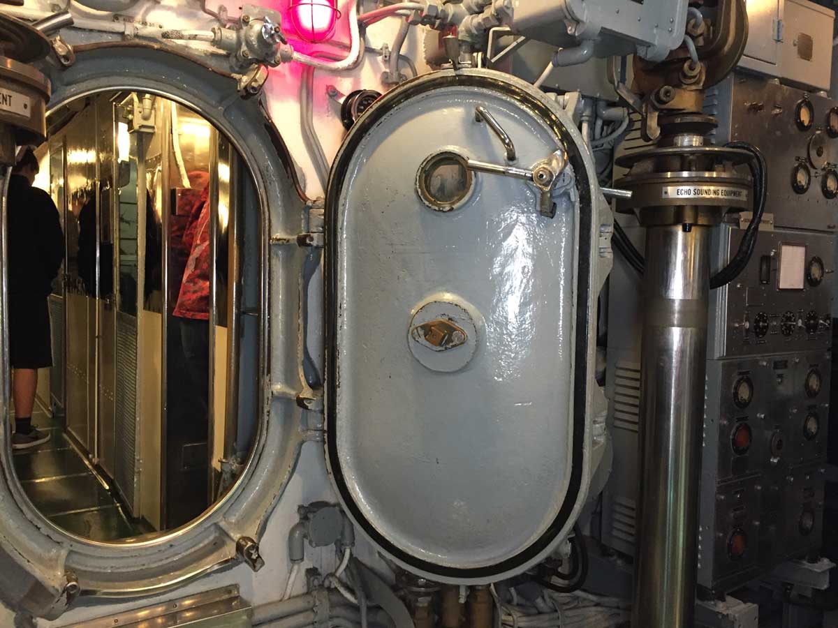 潜水艦内のドア