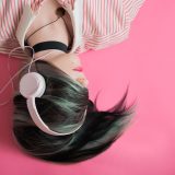 ポッドキャストを聞く女性