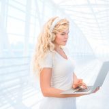 Lynda.comで勉強する女性