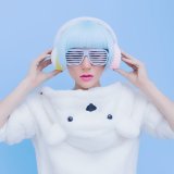 ポッドキャストを聞く女性